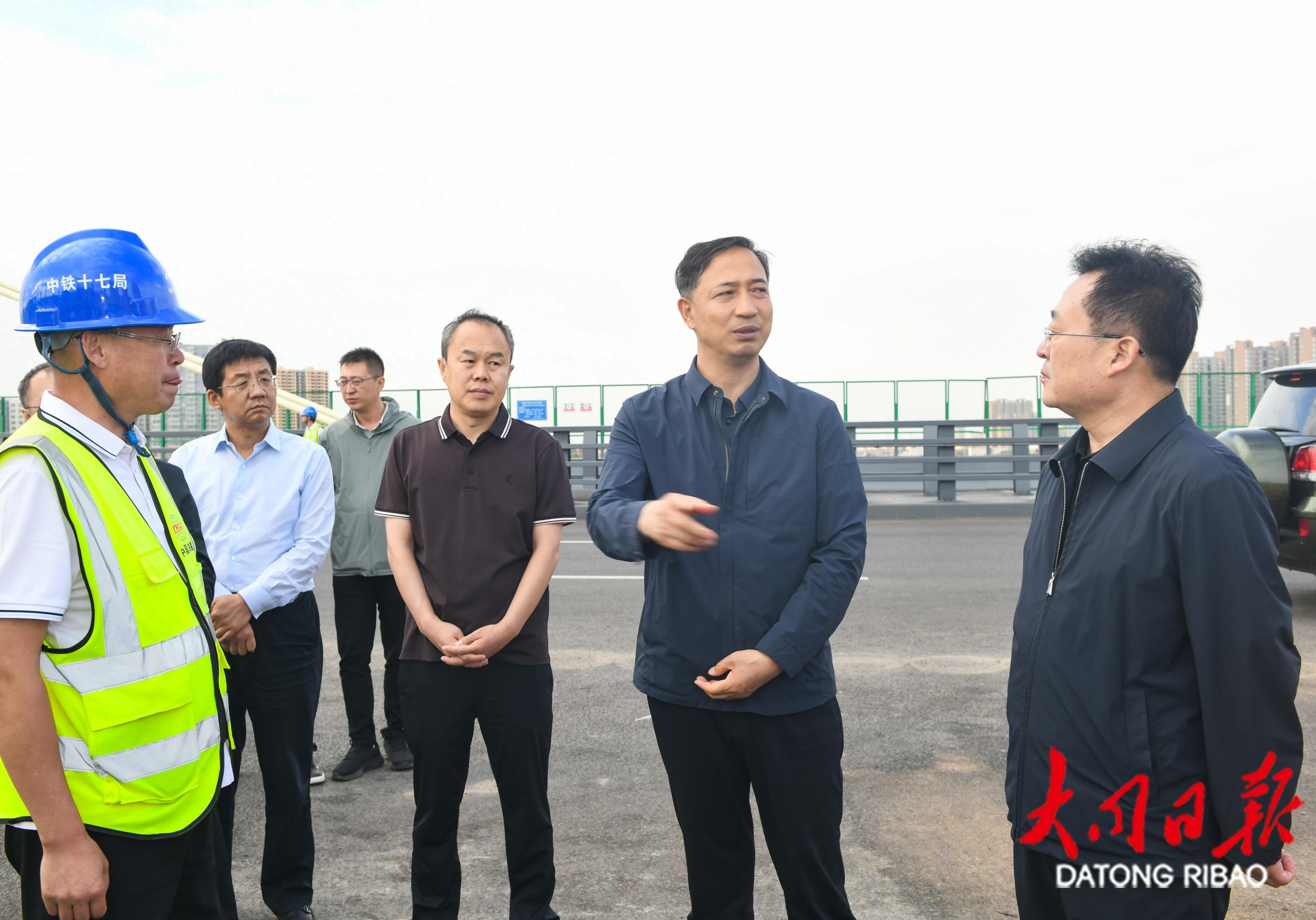 6月23日，省委常委、市委书记卢东亮在平城街西延跨铁路桥梁新建工程现场调研项目进展情况。张燕伟摄