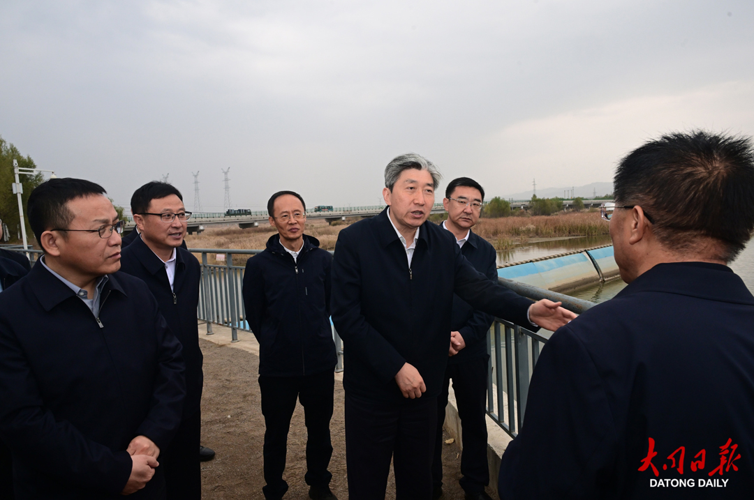 10月16日，副省长、市委书记朱晓东在云州区常家堡村固定桥泵站提水工程建设项目现场调研高标准农田配套水利设施运行情况。张燕伟摄