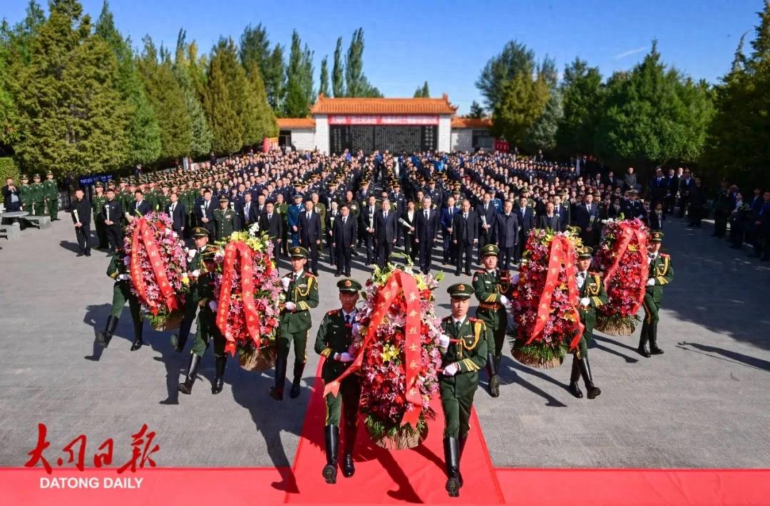 9月30日上午，我市各界向人民英雄敬献花篮仪式在大同市革命烈士陵园隆重举行。张燕伟摄