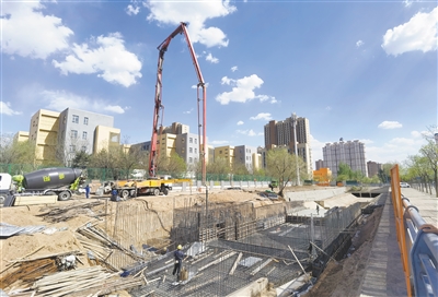 在御河灌区西干渠水生态环境综合整治工程项目现场，建设者们以精细化作业确保工程质量。孙晓娟摄