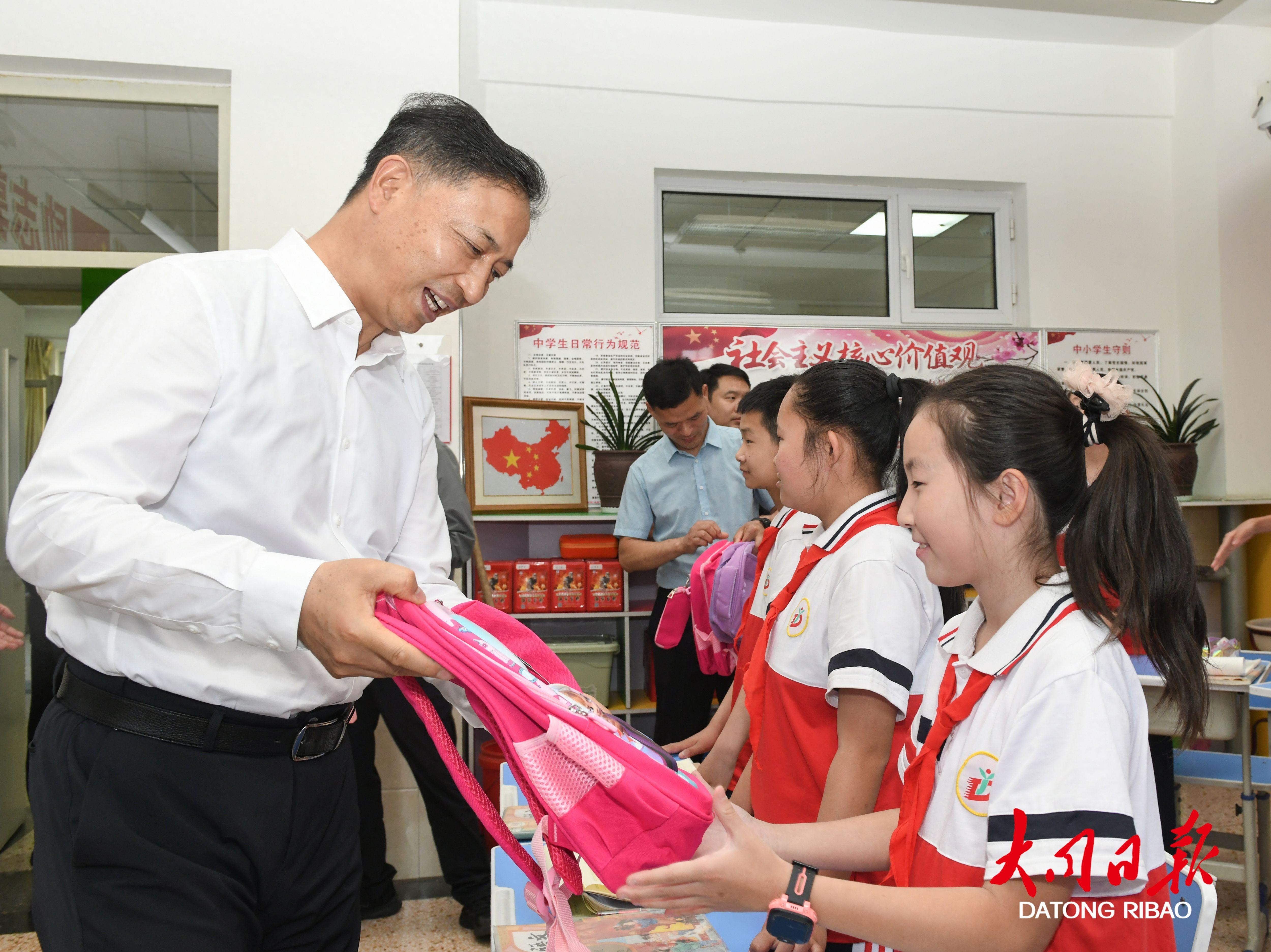 5月30日，省委常委、市委书记卢东亮在大同市特教学校为孩子们送上学习用品。张燕伟摄