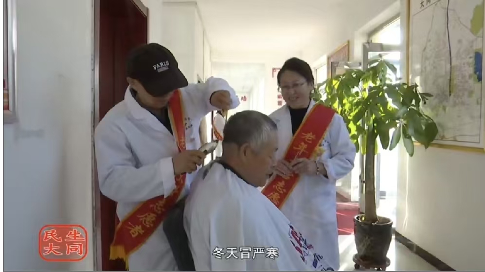 大同：平城区老干局党员志愿者为环卫工人送温暖 免费理发暖人心