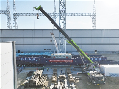 图为大同—怀来—天津南1000千伏特高压交流工程首台主变压器顺利运抵大同。张彩峰摄