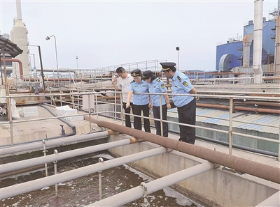 环境执法人员正在检查生活污水处理厂。