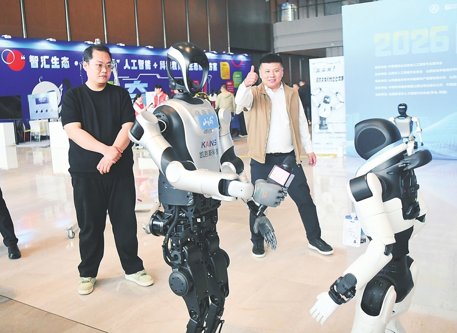 凯恩斯科技公司机器人采访机器人。 山西经济日报记者 王媛 摄