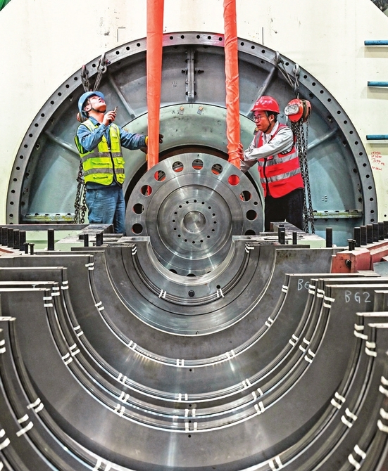 国电电力大同湖东发电有限公司1号机组发电机转子穿装作业一次成功。山西日报记者刘通 通讯员张占兵摄