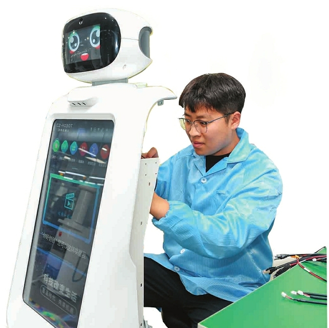 临汾创泽具身智能机器人有限公司，技术人员正在作业。闫锐鹏摄