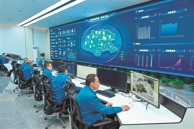 工作人员在襄垣县源网荷储一体化“虚拟电厂”运营管理平台项目现场对平台运行进行调试检查。梁栋摄