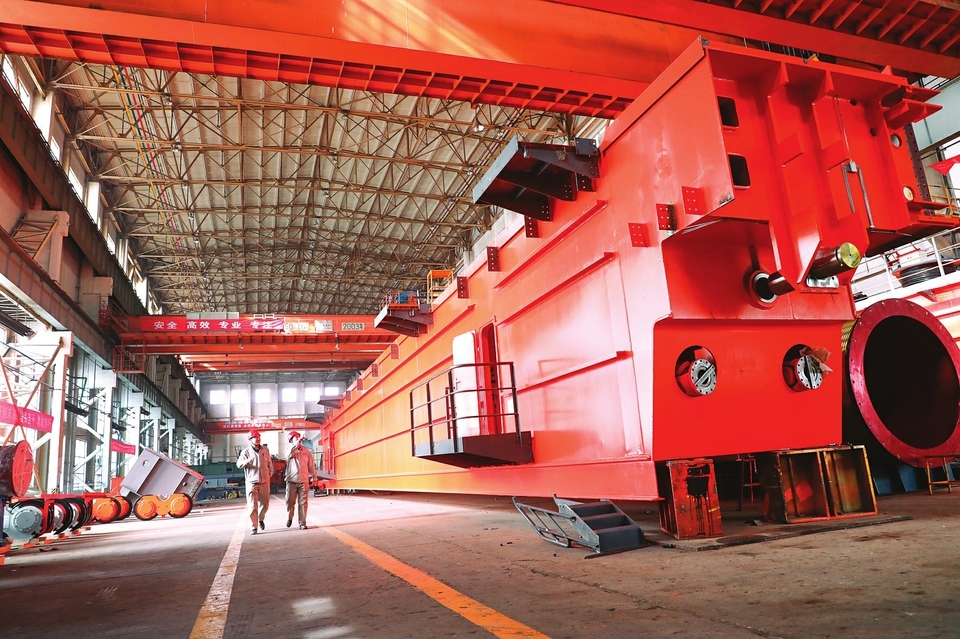 太重集团起重机分公司车间，即将发往印度AMNS公司的450t铸造起重机正在进行拆车包装作业。武剑峰摄