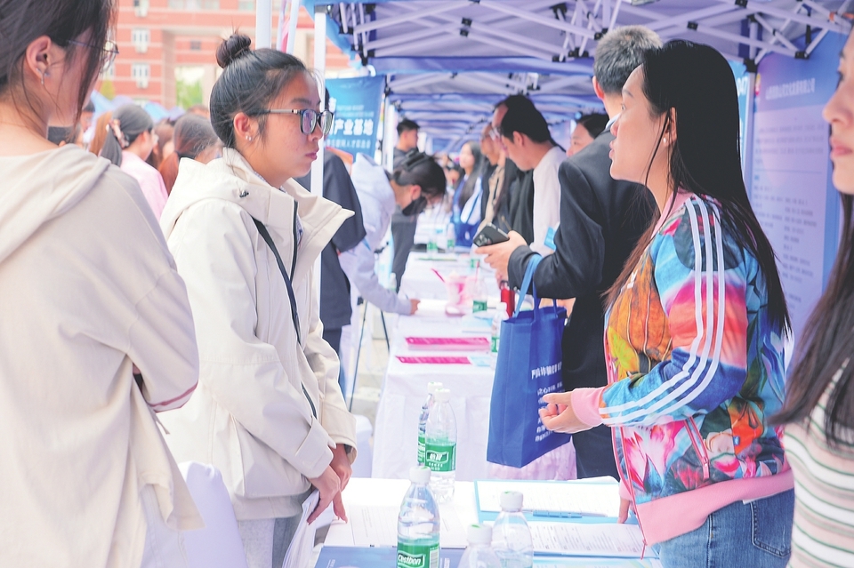一位毕业生正在与企业代表交流。山西经济日报记者 王佳丽 摄