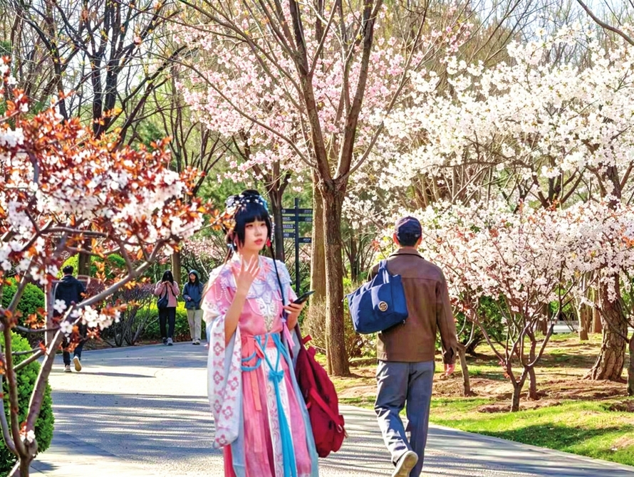 /website-webapp/ewebeditor/uploadfile/身着汉服的游客在太原迎泽公园中穿行赏花。 王馨苒摄