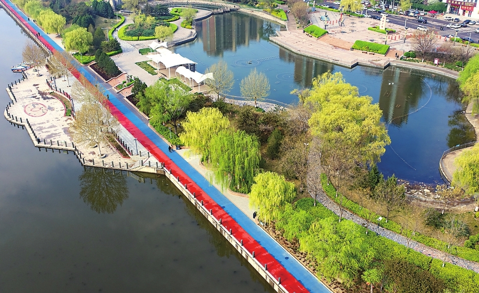 /website-webapp/ewebeditor/uploadfile/襄汾县滨河公园内花红柳绿，春意盎然，不少市民走出家门赏花踏青，乐享美好春光。李现俊摄