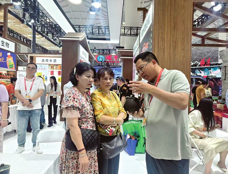 展厅里，采购商正在聆听晋艺坊铁壶技艺讲解。