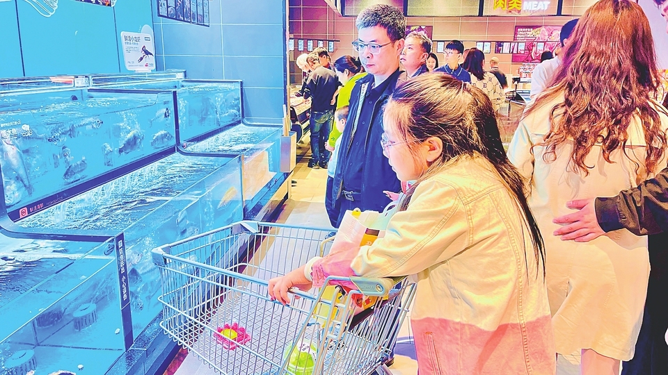 市民正在省城太原某超市选购货品。 山西经济日报记者 王蕾 摄