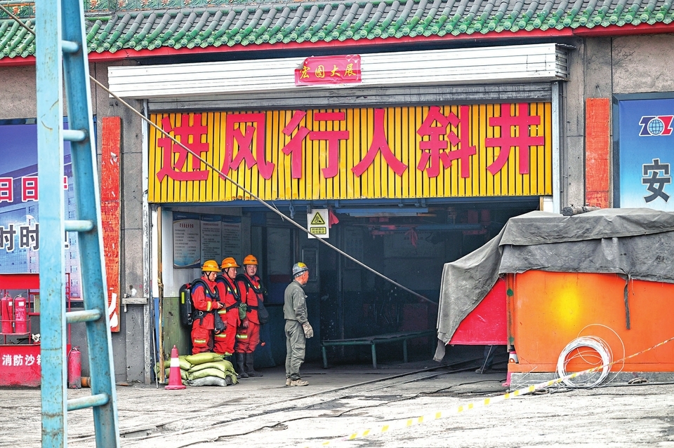 图为救援现场。
