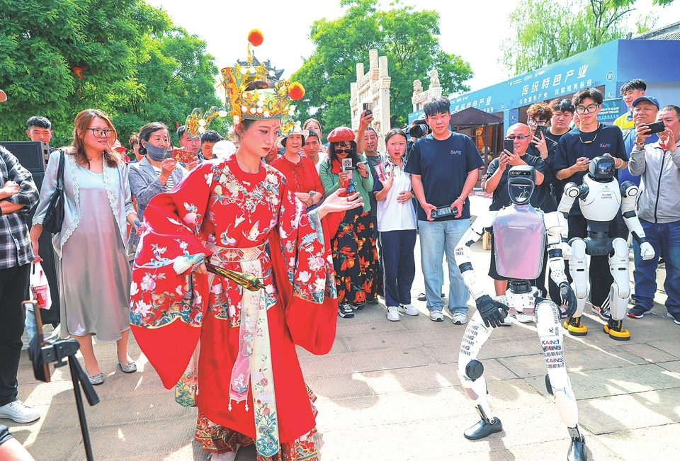 身着传统服饰的NPC正在与游客互动。山西经济日报记者 王昕 摄
