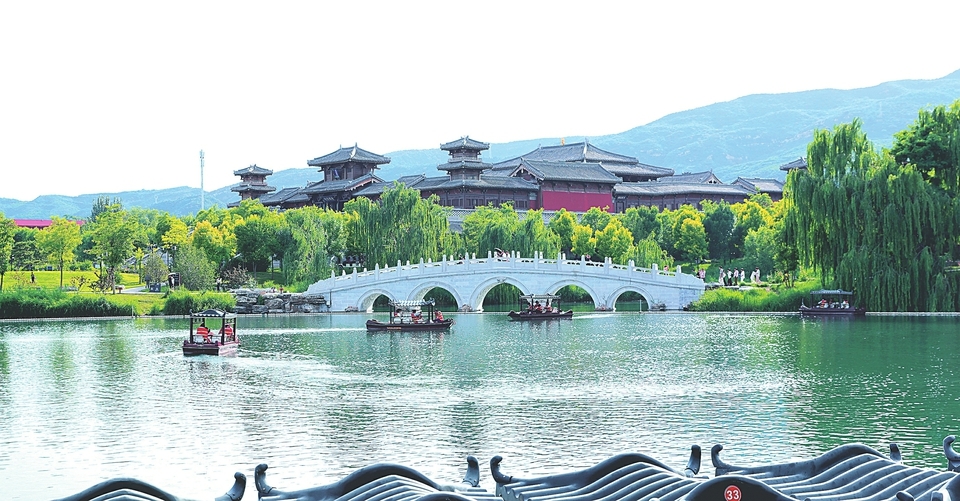 晋祠成为市民游客假日休闲的首选地之一。图为晋祠公园一角。山西经济日报记者 王昕 摄