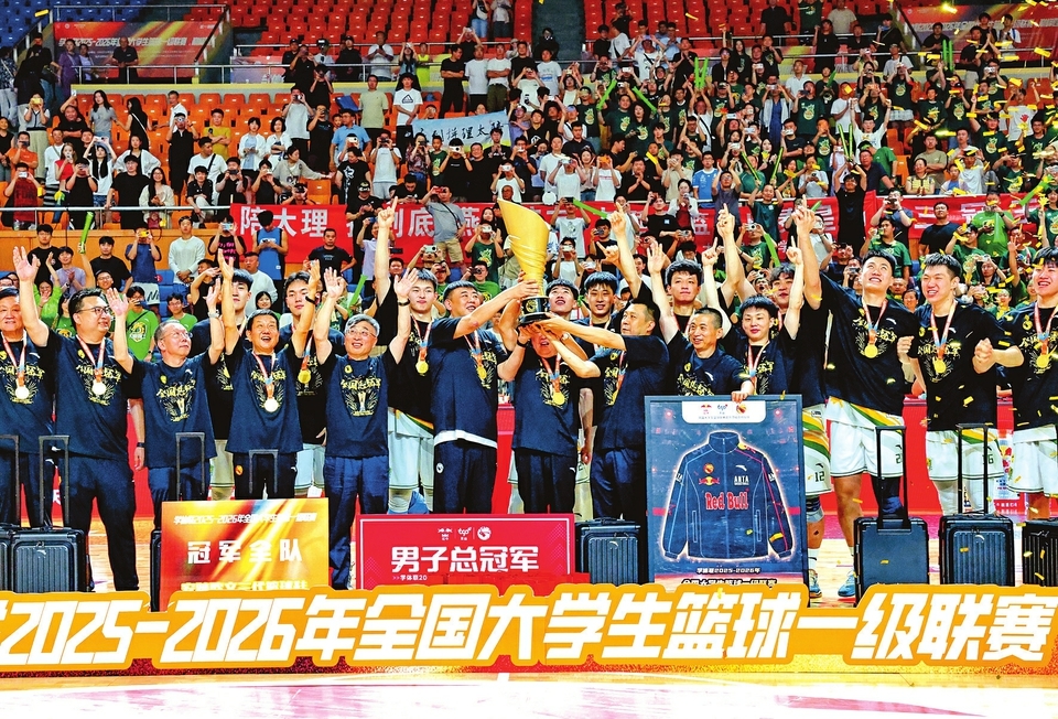 图为7月12日,冠军太原理工大学队在颁奖仪式上庆祝。新华社发(李铎摄)