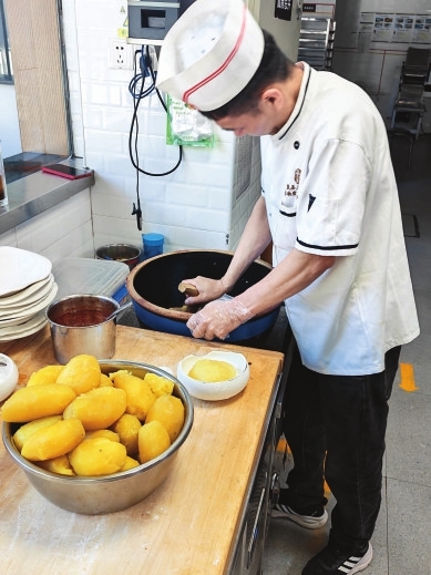岚县土豆宴中央厨房内，工作人员正在制作捣拿糕。