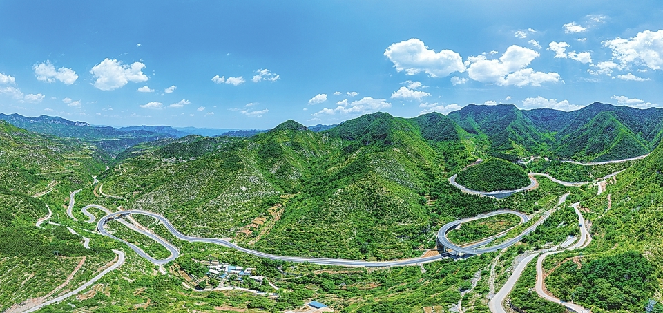 上图：太行一号旅游公路平顺段（资料图片）。