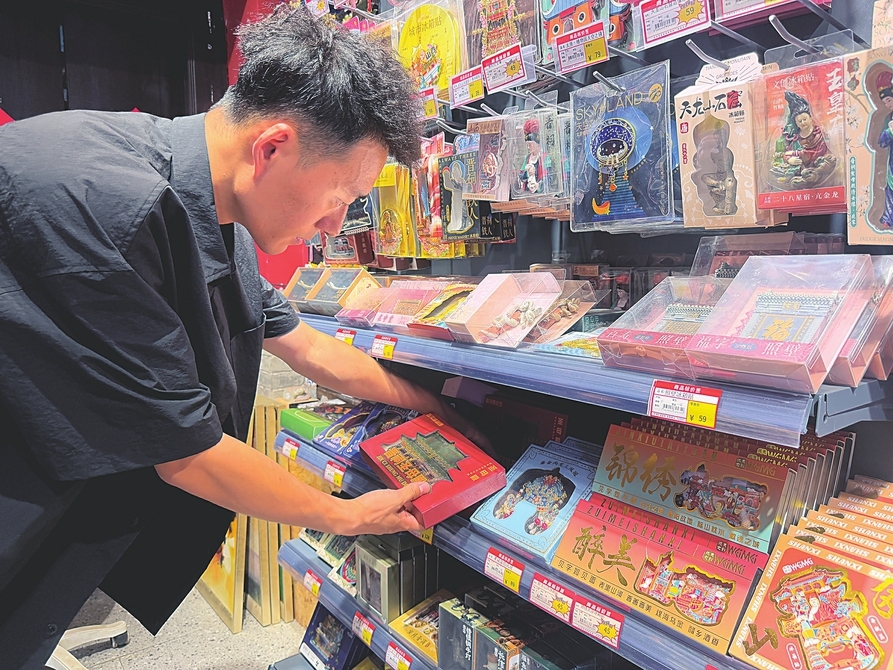 图为段智超正在整理店内冰箱贴。山西经济日报记者 李若男 摄