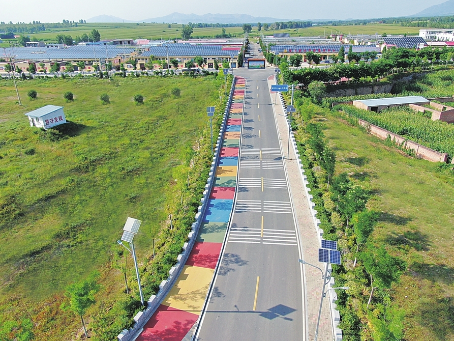 山西喜跃发道路建设养护集团有限公司在阳曲棘针沟田园综合体铺筑的14