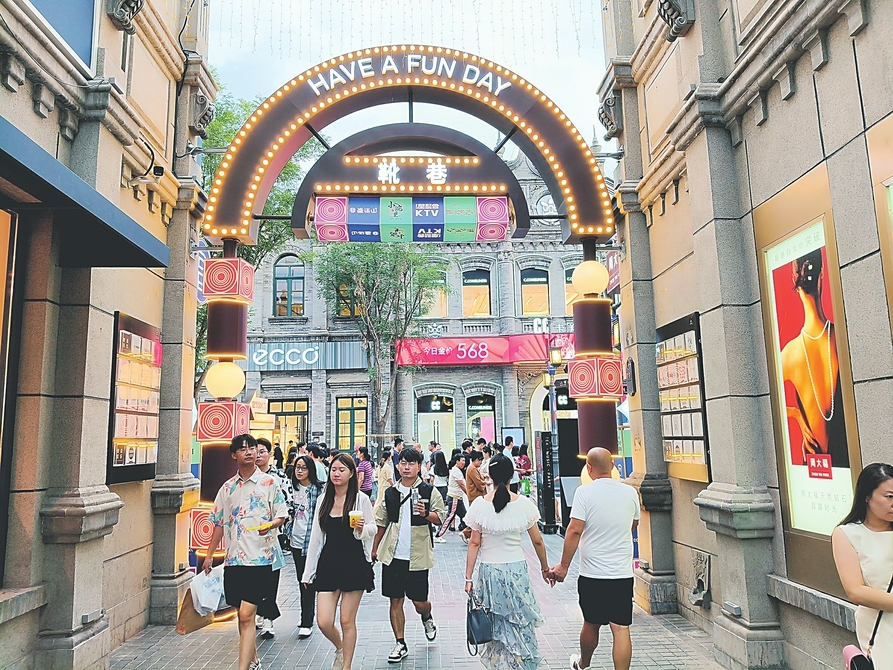 太原市正加速推进离境退税试点落地，依托钟楼街境外游客集中、退税需求旺盛的优势，将其打造为全市离境退税示范街区。图为游客在钟楼街购物。（姚凡 摄）