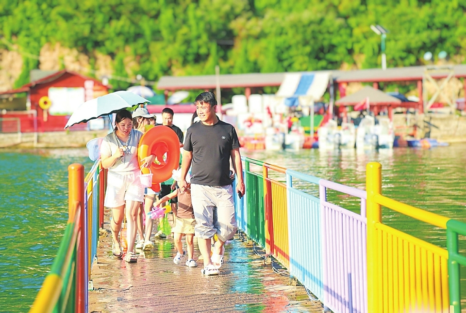 越来越多的游客选择在陵川开启一场清凉夏日之旅。（栗美霞 摄）
