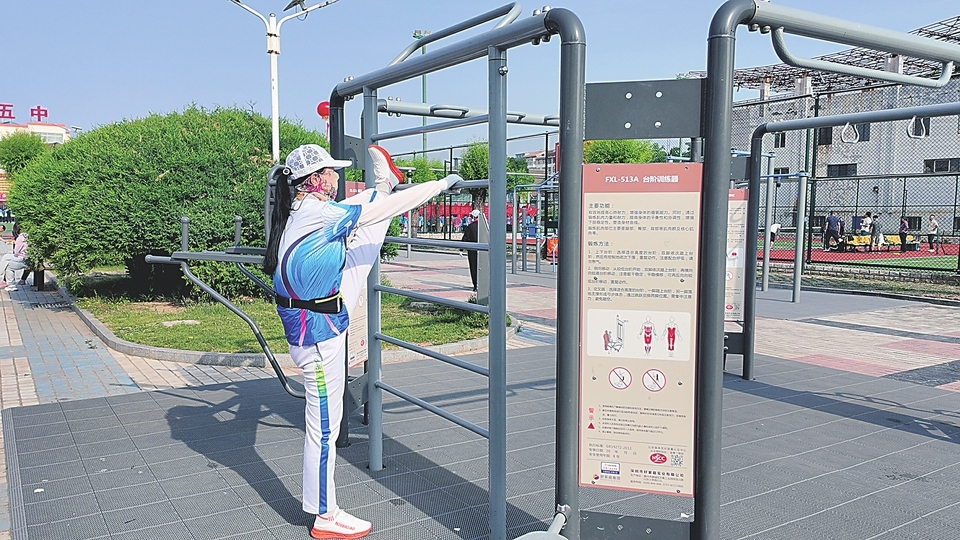市民正在晨练。山西经济日报记者 宋烨 摄