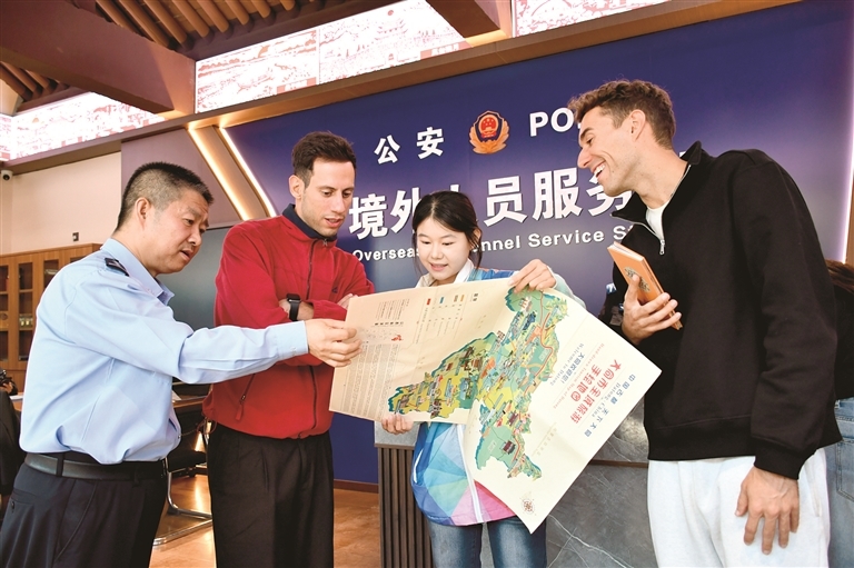 大同市公安局平城分局民警为外国游客介绍景点。(李鑫鑫摄)