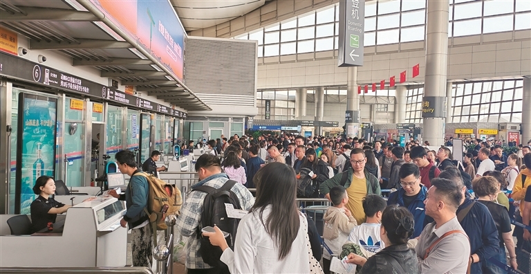 太原武宿国际机场为旅客提供周到细致的服务。（崔江涛摄）2