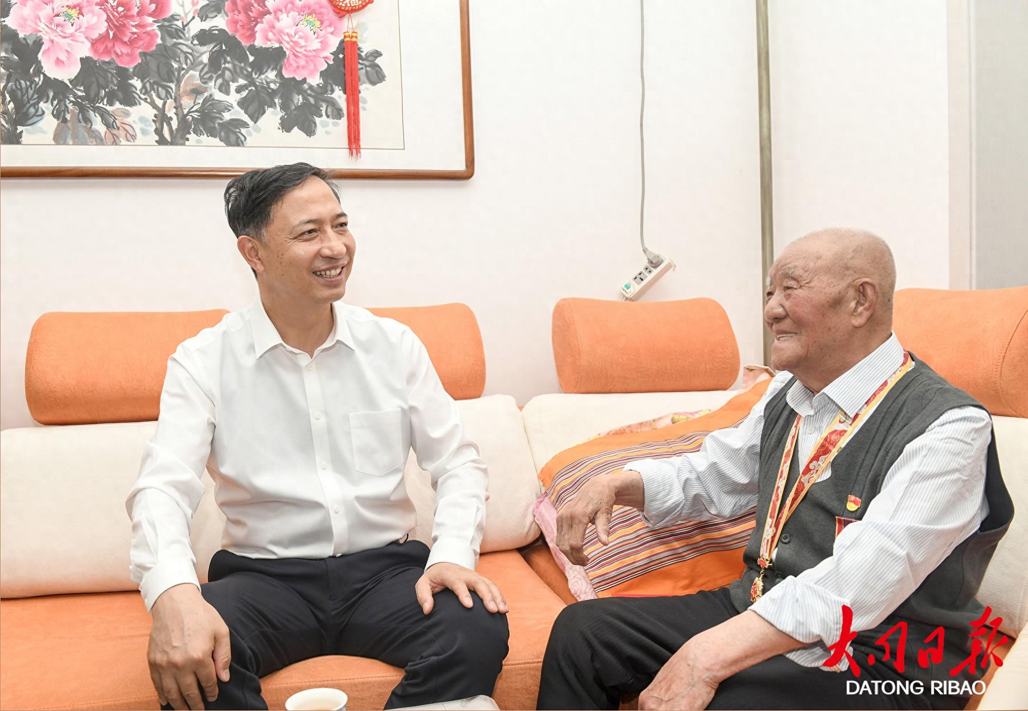 6月25日，省委常委、市委书记卢东亮慰问新中国成立前入党的老党员刘祯。张燕伟摄
