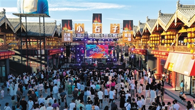今年暑期，平城区小石子村景区推出电音泼水节、木兰文化图画展、北魏美食擂台挑战及特色街边小吃等活动，为市民和游客带来沉浸式的夏日文化盛宴。于宏摄（资料照片）