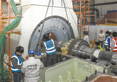 图为发电机转子穿装施工现场。戎禹仁摄