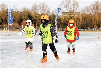 图为冰上一百米竞速赛比赛现场。戎禹仁摄