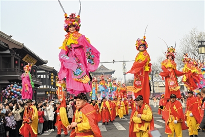 3月1日上午,“喜乐元宵游平城”社火巡游活动拉开帷幕。张占兵摄
