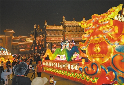 图为3月1日夜,大同古城内的花车夜游活动现场。张燕伟摄