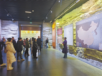 图为中央、省、市媒体记者在蔚县博物馆参观。戎禹仁摄