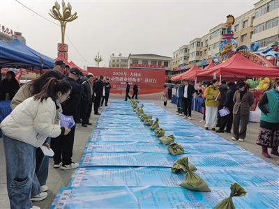 图为新荣区招聘会现场。张志忠摄