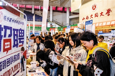 4月12日,山西大同大学2026届毕业生春季校园招聘会在该校天翔体育馆举行。图为学生们正在了解用人单位需求。韩堃摄