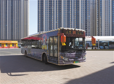 图为流动古装旅拍公交车。戎禹仁摄