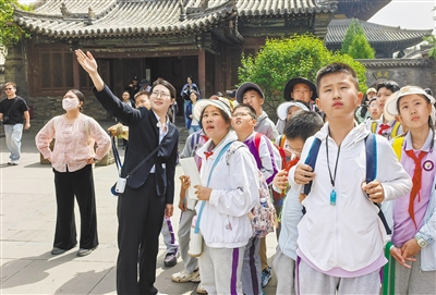 五月十九日，市实验小学百余名师生走进华严寺景区，开展“研学古刹、传承文脉”主题研学活动，沉浸式感受辽金古建底蕴与非遗文化魅力。戎禹仁摄