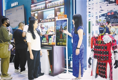 图为大同日报传媒集团有限公司工作人员为现场观众进行产品、文化宣介。于宏摄