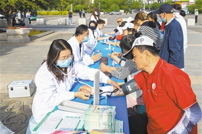 图为清远门广场义诊活动现场。戎禹仁摄