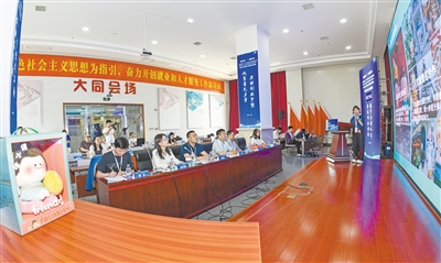 图为比赛中“佛小伴IP系列”焕新拓界项目路演现场，项目围绕IP升级、产品创新、科技赋能、文旅融合等，全方位展示本土文创IP创新发展新成果。于宏摄