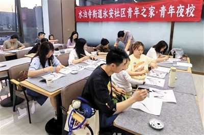 青年夜校学习氛围浓厚。孙露摄