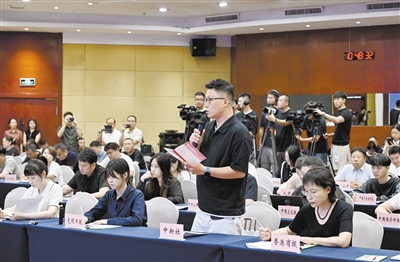 8月11日，山西省“开局起步‘十五五’”系列主题首场新闻发布会（大同市专场）在并举行。图为发布会现场新闻媒体记者提问。