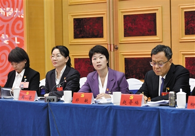 图为代表们在审议讨论中畅所欲言、各抒己见。于宏摄