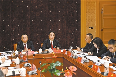 出席市第十七次党代会的广灵县代表认真审议讨论市委报告、市纪委工作报告。李冬宾摄