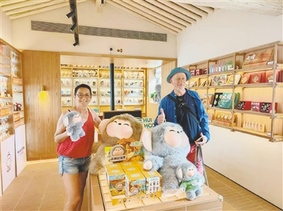 在大同古城大庙角木兰有礼官方旗舰店，外国游客挑选文创产品。韩堃摄